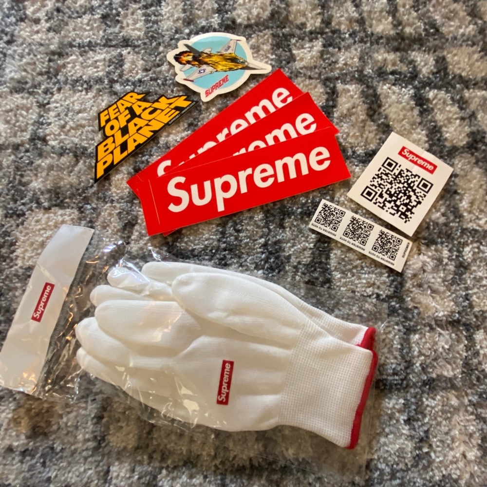 Supreme gloves